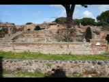 03065 ostia - regio i - insula ii - ninfeo (i,ii,1) - decumanus maximus - gesehen von sueden.jpg